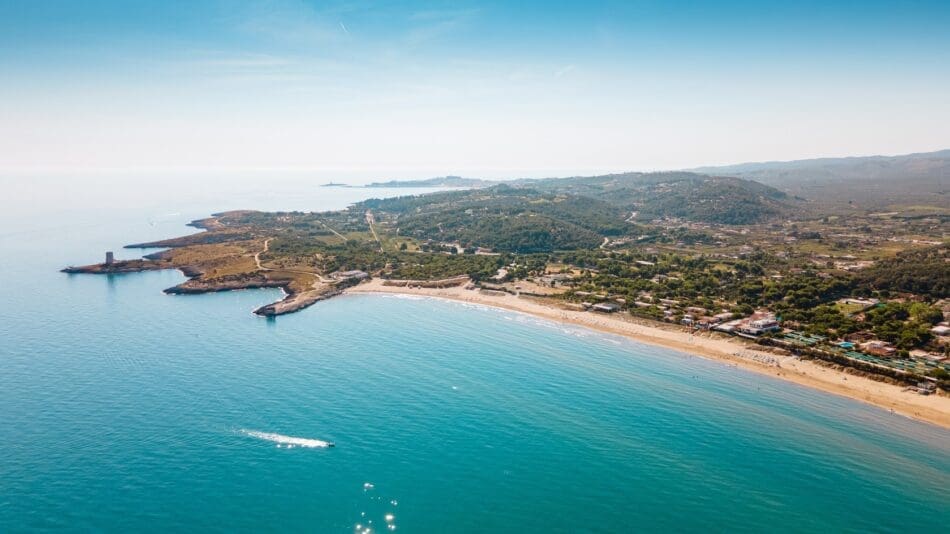 Le 7 spiagge più belle vicino al Sea Garden Club: dalla Baia di Scialmarino alle calette segrete del Gargano